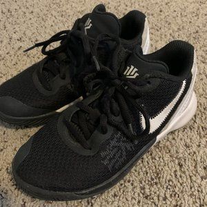 Nike Kyrie boys basketball shoe